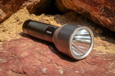 夜行神器登場(chǎng) 小米2000流明強(qiáng)光手電筒，戶外愛(ài)好者的新寵